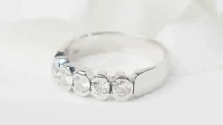 Demi alliance en or blanc et diamants 0.60ct