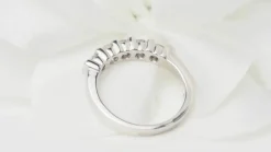 Demi alliance en or blanc et diamants 0.60ct