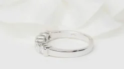 Demi alliance en or blanc et diamants 0.60ct
