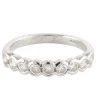 Demi alliance en or gris sertie clos, diamants