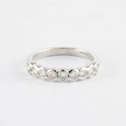 Demi alliance en or gris sertie clos, diamants