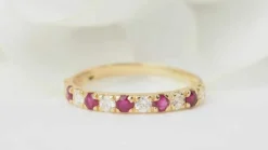 Demi alliance en or jaune, rubis et diamants