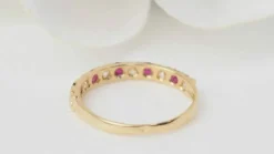 Demi alliance en or jaune, rubis et diamants