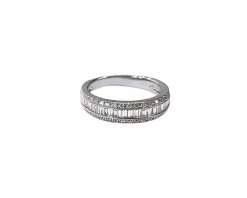 Demi alliance or blanc, diamants brillants et baguettes