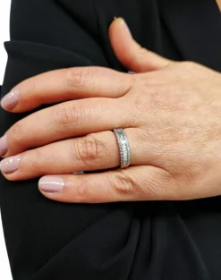 Demi alliance or blanc, diamants brillants et baguettes
