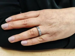 Demi alliance or blanc, diamants brillants et baguettes