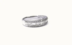 Demi alliance or blanc, diamants brillants et baguettes