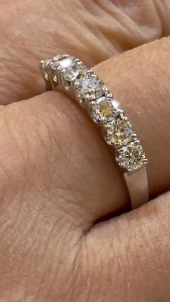 Demi-alliance en diamants or blanc