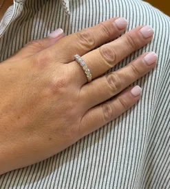 Demi-alliance en diamants or blanc