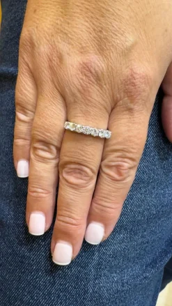 Demi-alliance en diamants or blanc