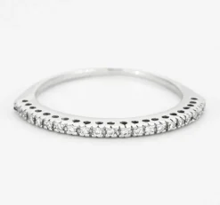 Demi-alliance en or blanc et diamants