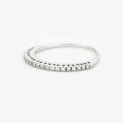 Demi-alliance en or blanc et diamants