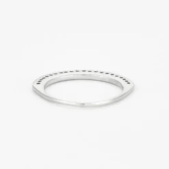Demi-alliance en or blanc et diamants