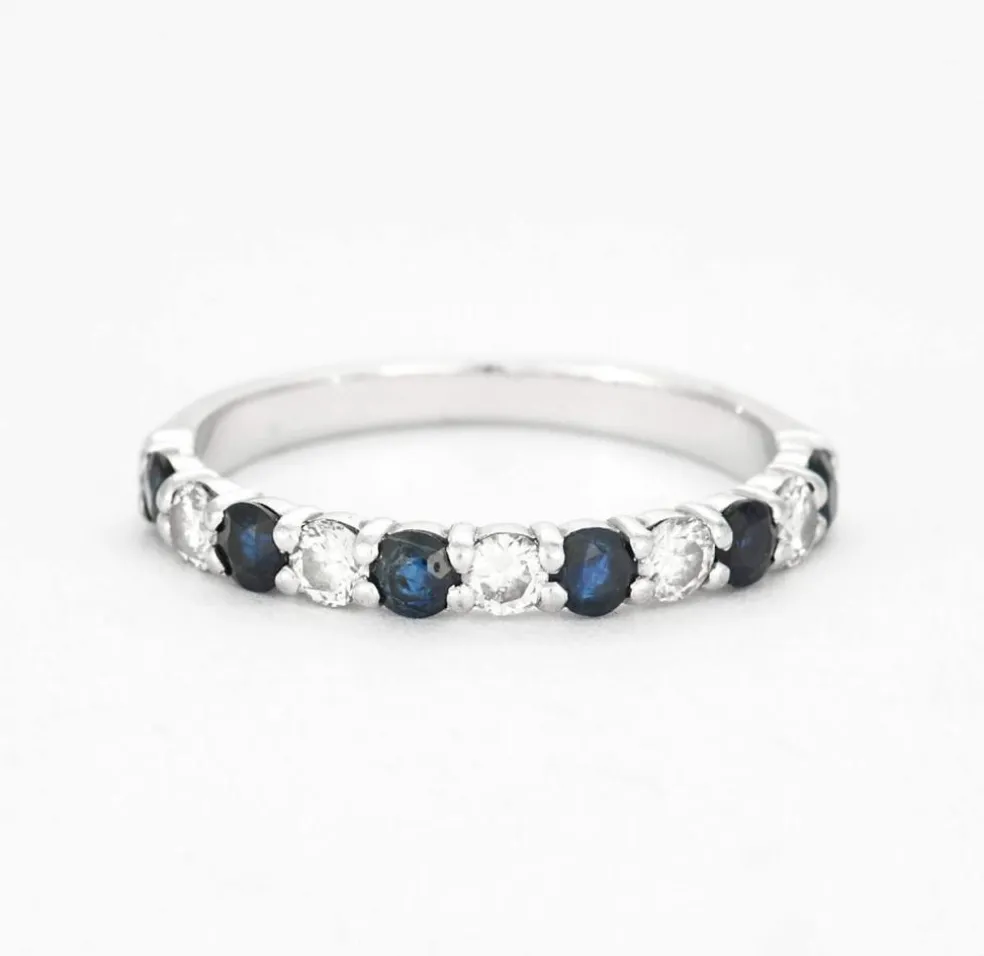Demi-alliance en or gris saphir et diamants