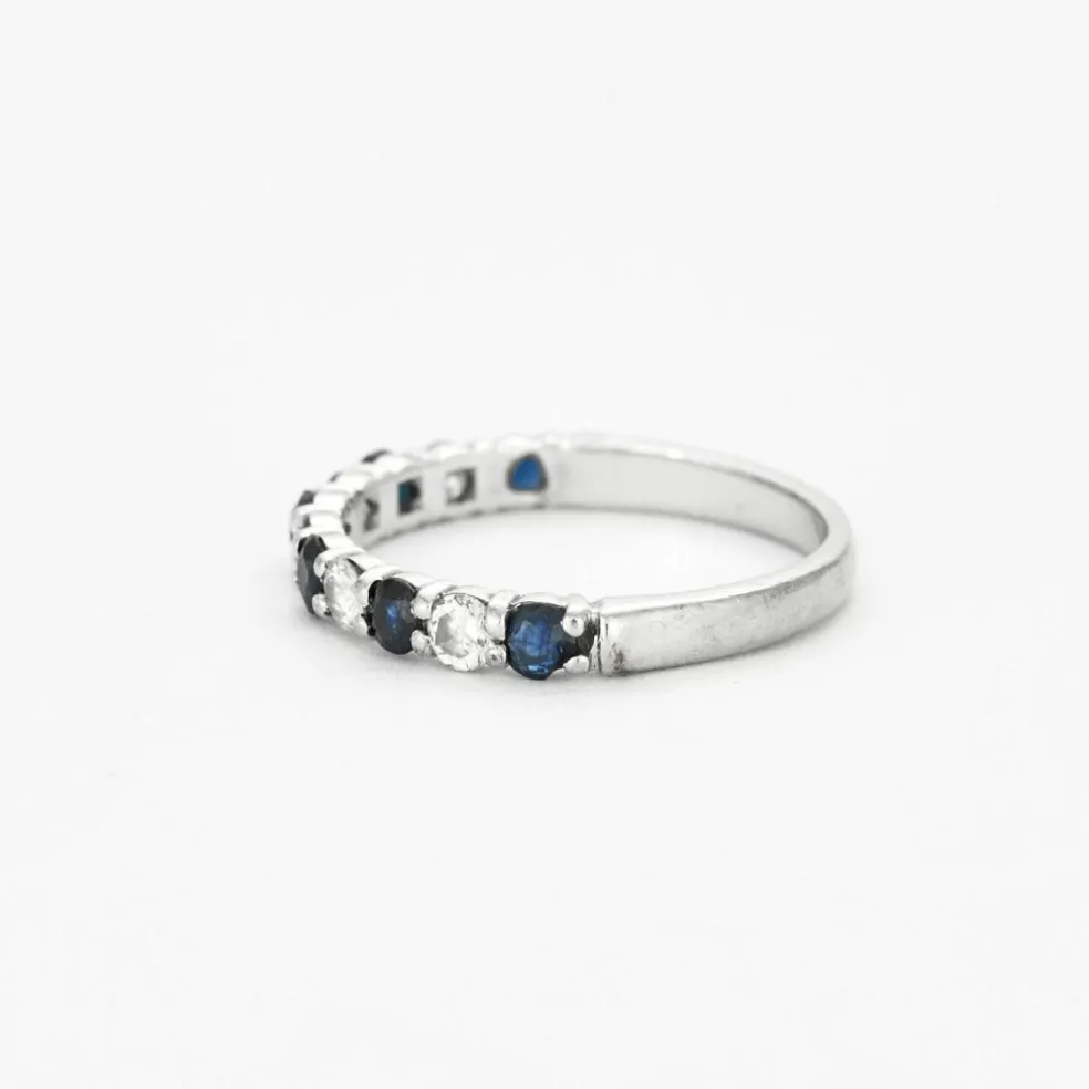 Demi-alliance en or gris saphir et diamants