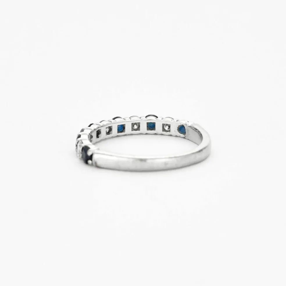 Demi-alliance en or gris saphir et diamants
