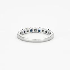 Demi-alliance en or gris saphir et diamants