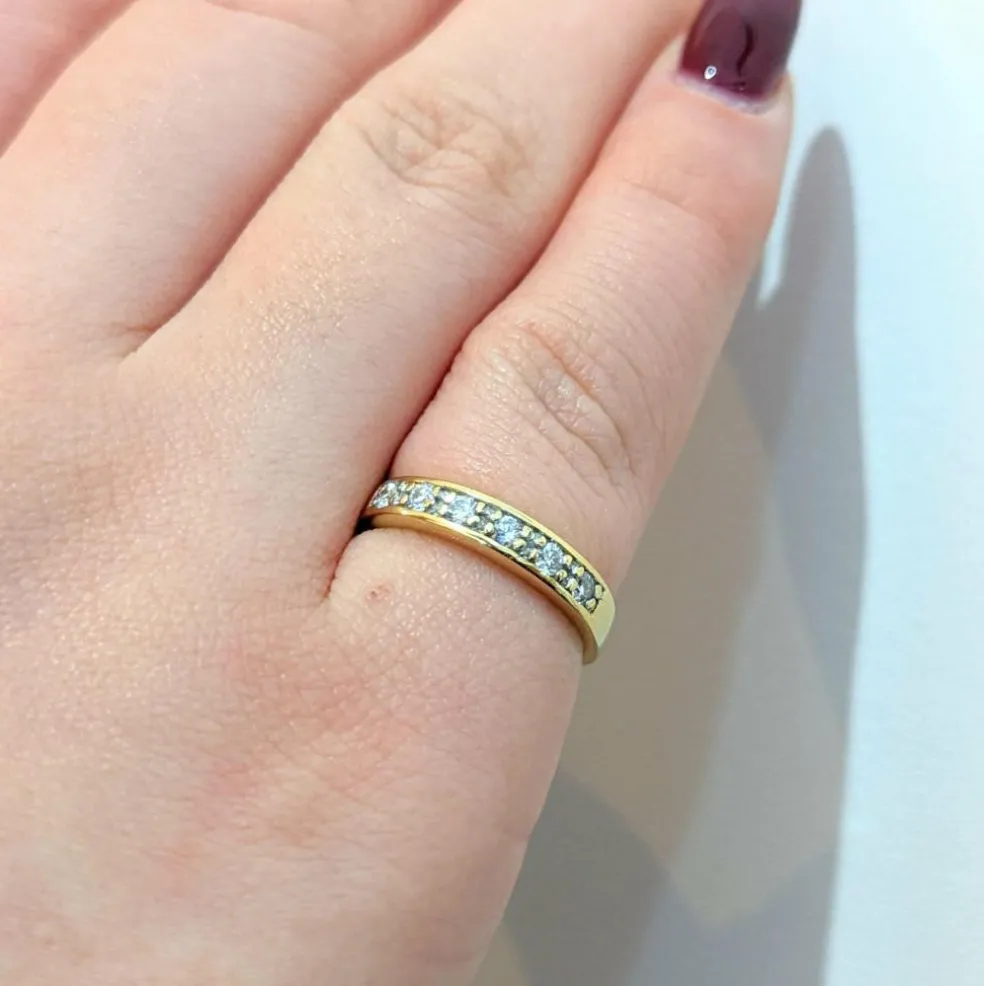 Demi-alliance en or jaune et diamants