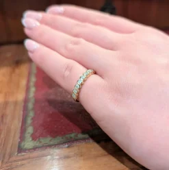 Demi-alliance en or jaune et diamants