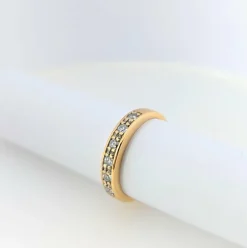 Demi-alliance en or jaune et diamants