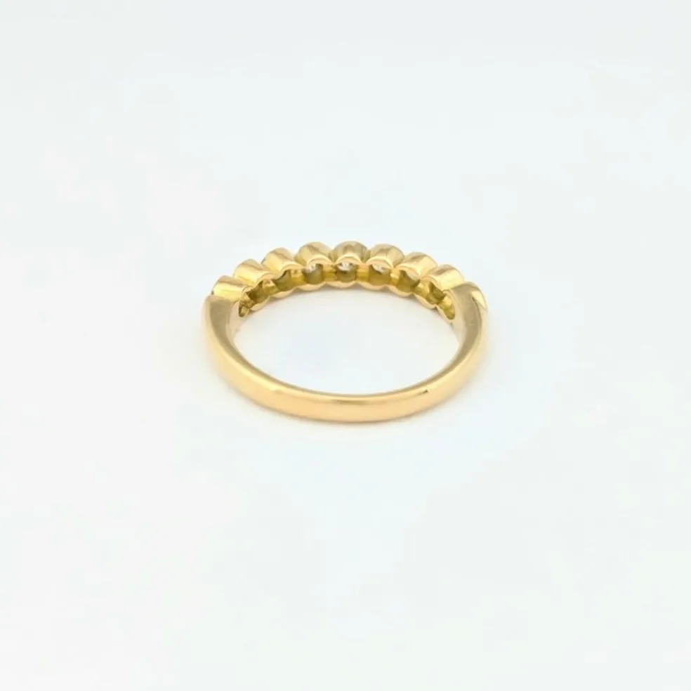 Demi-alliance en or jaune et diamants