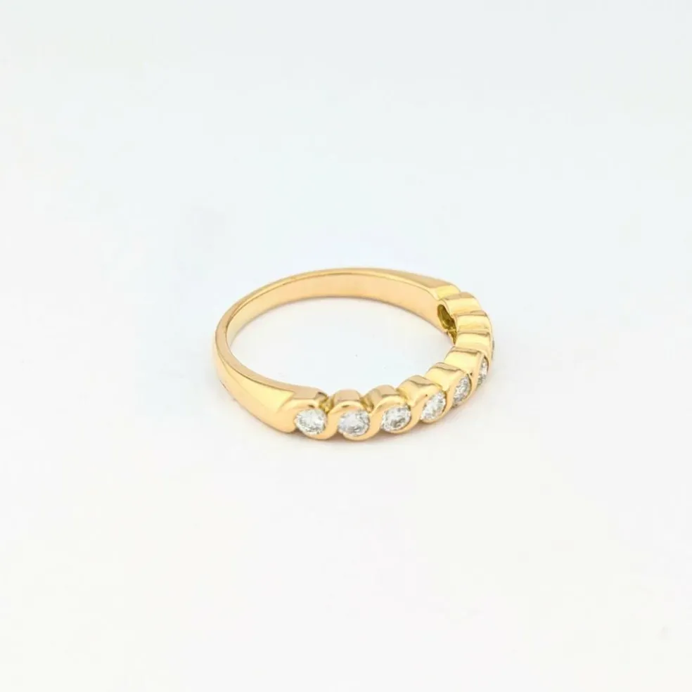 Demi-alliance en or jaune et diamants