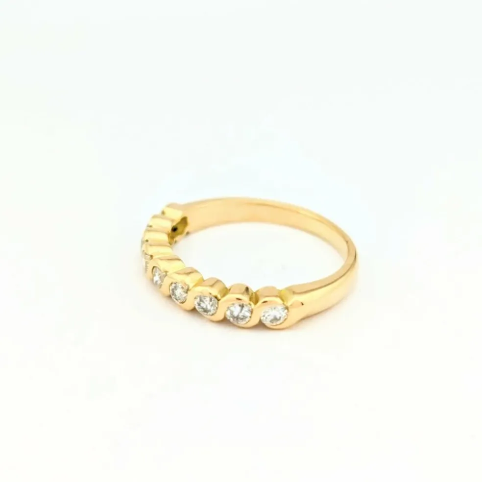 Demi-alliance en or jaune et diamants