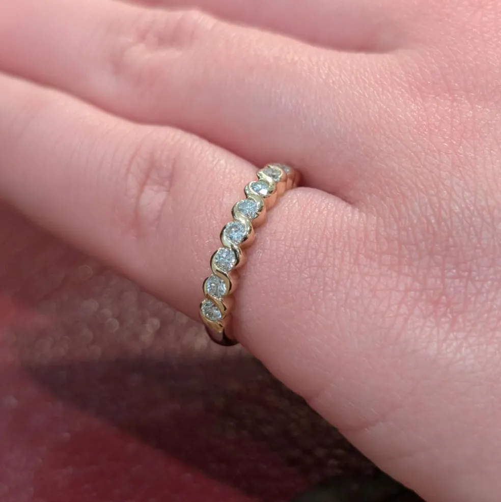Demi-alliance en or jaune et diamants