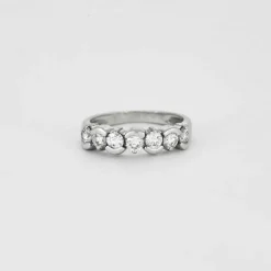 Demi-alliance en or rhodié et diamants