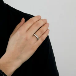 Demi-alliance en or rhodié et diamants