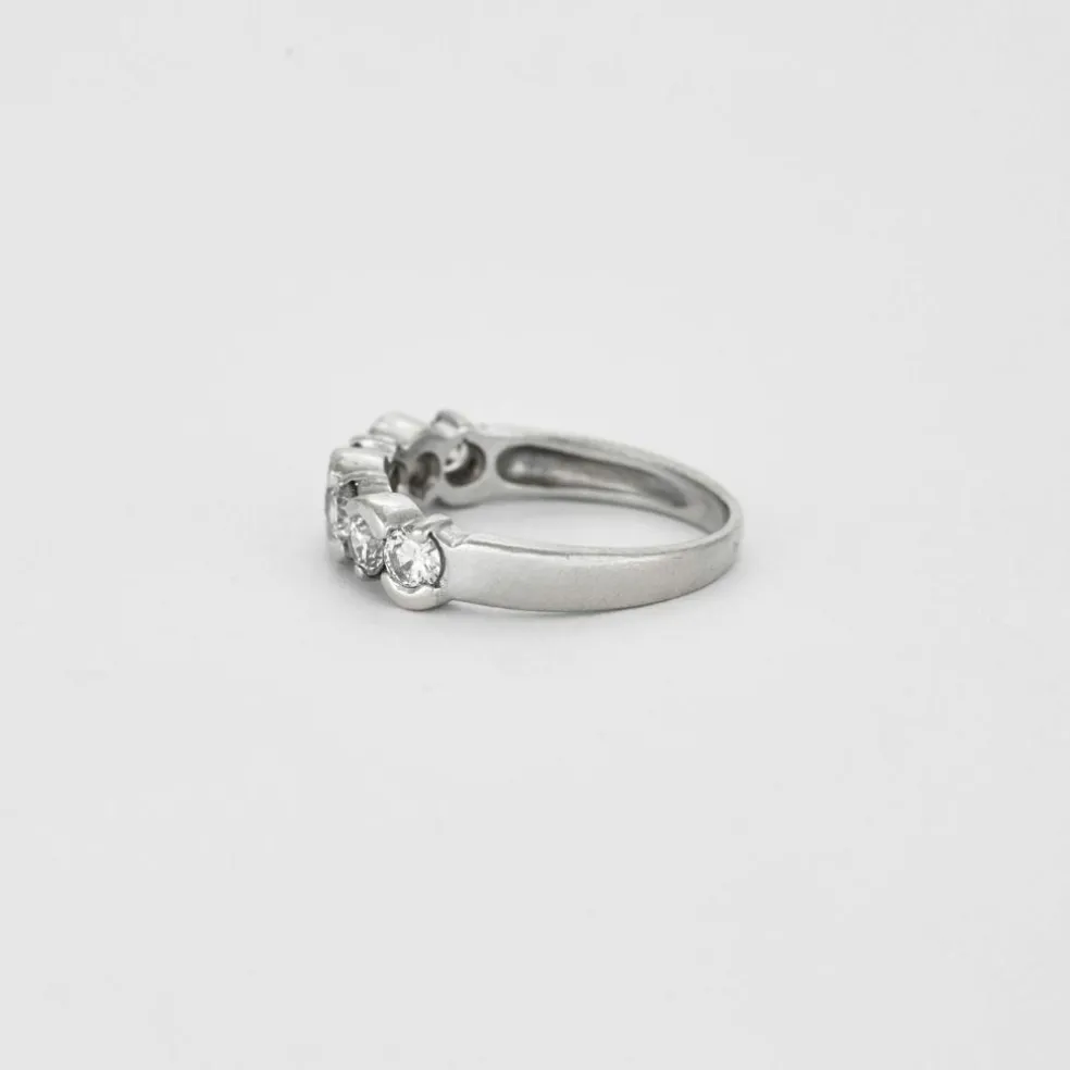 Demi-alliance en or rhodié et diamants