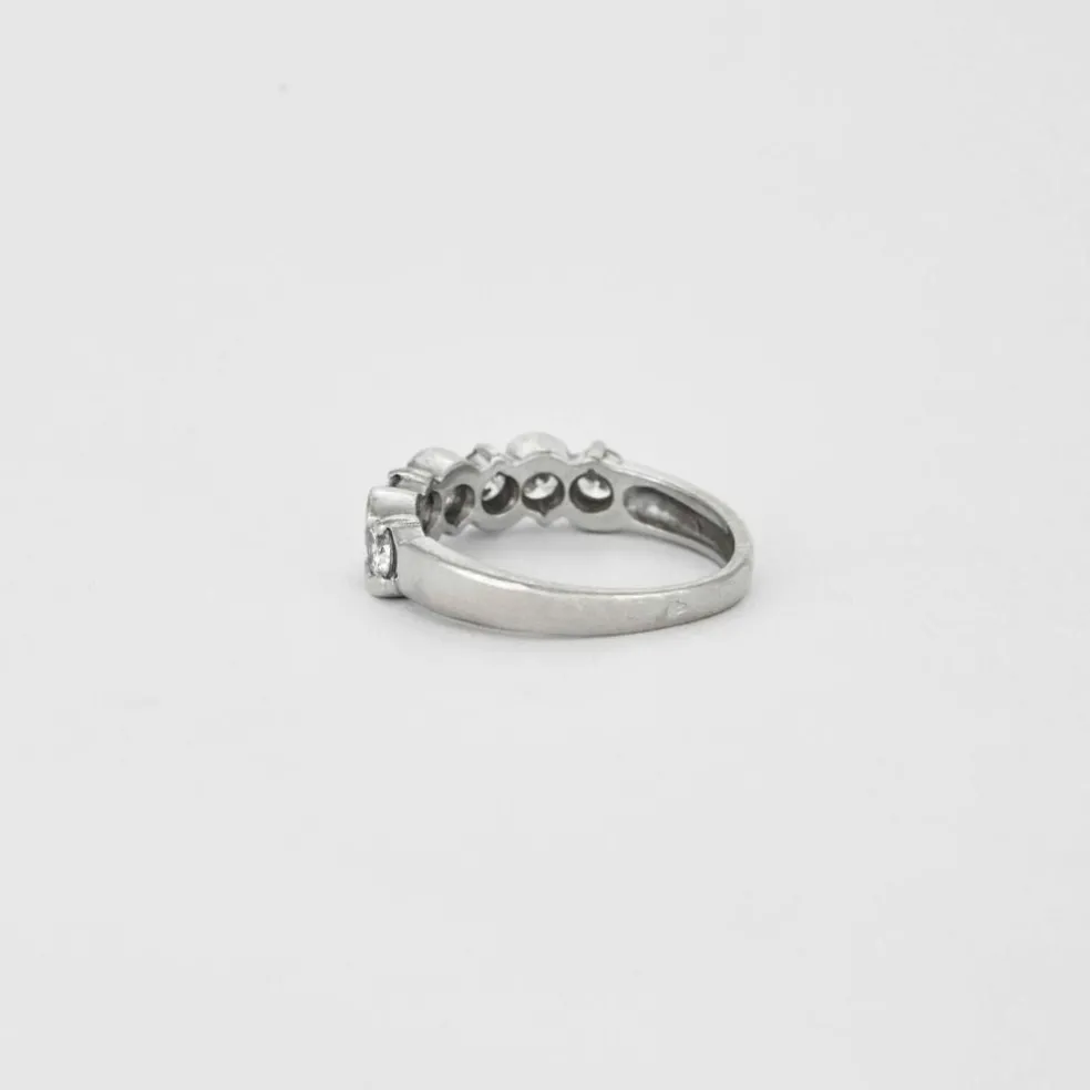 Demi-alliance en or rhodié et diamants