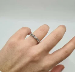 Demi-alliance or blanc 18 carats sertie de diamants