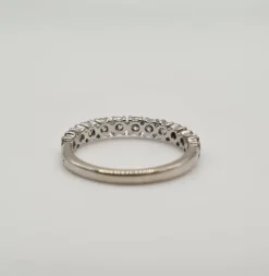 Demi-alliance or blanc 18 carats sertie de diamants