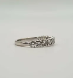 Demi-alliance or blanc 18 carats sertie de diamants