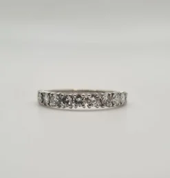 Demi-alliance or blanc 18 carats sertie de diamants