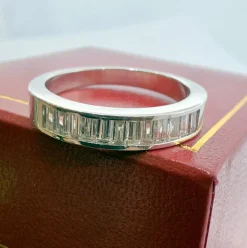 Demi-Alliance or blanc diamants baguettes