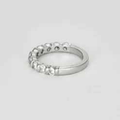 Demi-alliance or blanc et diamants