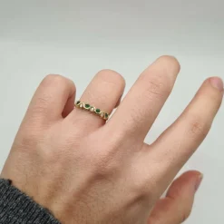 Demi-alliance or jaune, diamants et émeraudes