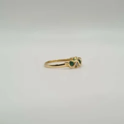 Demi-alliance or jaune, diamants et émeraudes