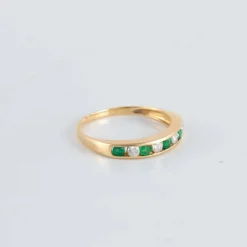 Demi-alliance or jaune Diamants Emeraudes