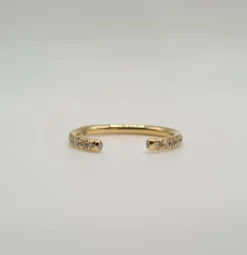 Demi-alliance or jaune sertie de diamants naturels