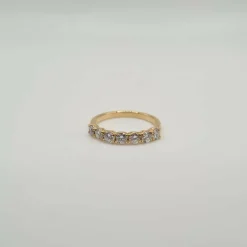 Demi-alliance or jaune sertie de diamants