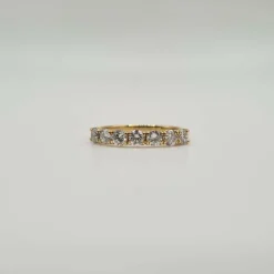 Demi-alliance or jaune sertie de diamants