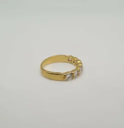 Demi-alliance or jaune sertie de diamants