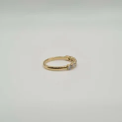 Demi-alliance or jaune sertie de diamants