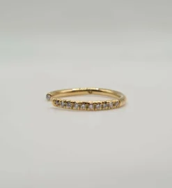 Demi-alliance or jaune sertie de diamants naturels