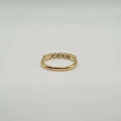 Demi-alliance or jaune sertie de diamants