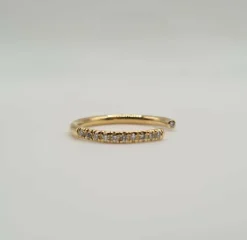 Demi-alliance or jaune sertie de diamants naturels