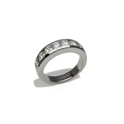 Demie alliance en or blanc sertie de diamants